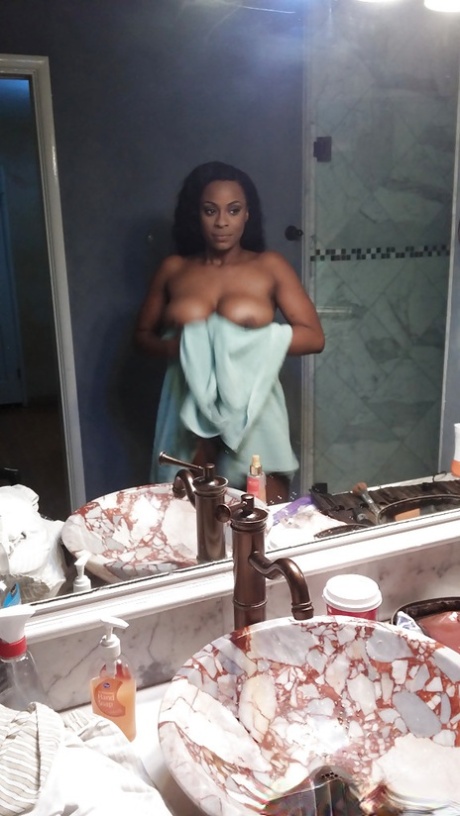 Black Garganta Profunda nudes photos