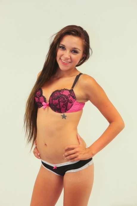 Zoey Foxx model naked img