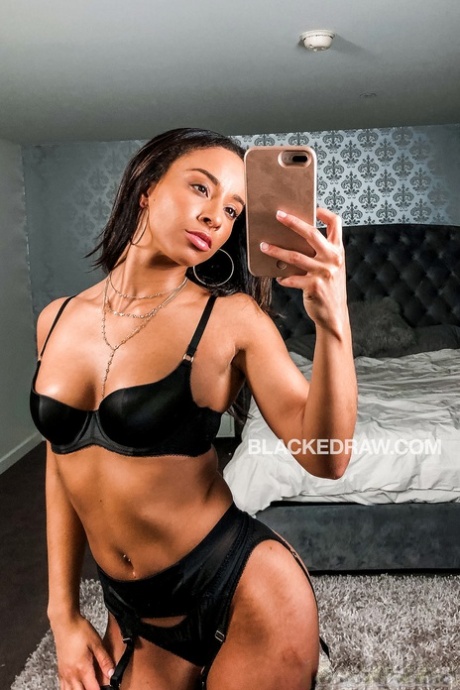 Black Golddigger sexy naked image